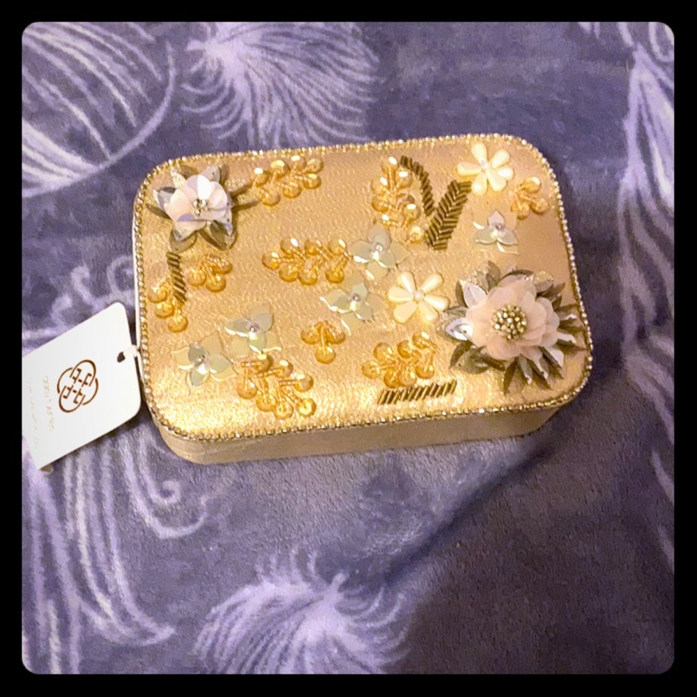 This is an adorable and decorative decorative box!